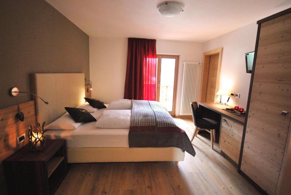 Monti Pallidi B&B Apartments Corvara In Badia Bilik gambar