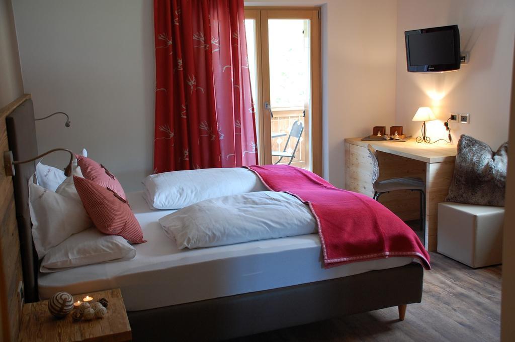 Monti Pallidi B&B Apartments Corvara In Badia Bilik gambar