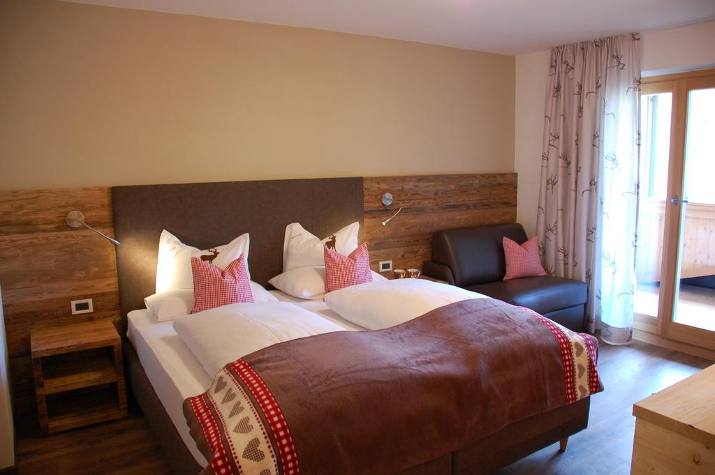 Monti Pallidi B&B Apartments Corvara In Badia Bilik gambar